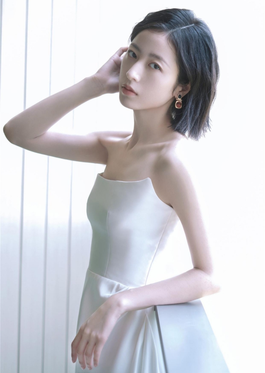 周雨彤这身白色抹胸高开叉长裙造型,纯洁靓丽,笑容甜美,性感迷人,唯一