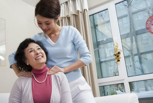 面对家庭纠纷,该如何平衡母亲的关爱和老婆的需求?