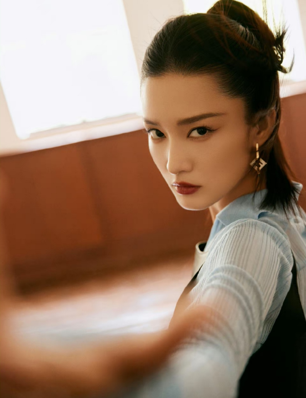 高贵冷艳的气质女神#李沁# 挑染高马尾搭配衬衣,黑皮裙,端庄优雅,时尚