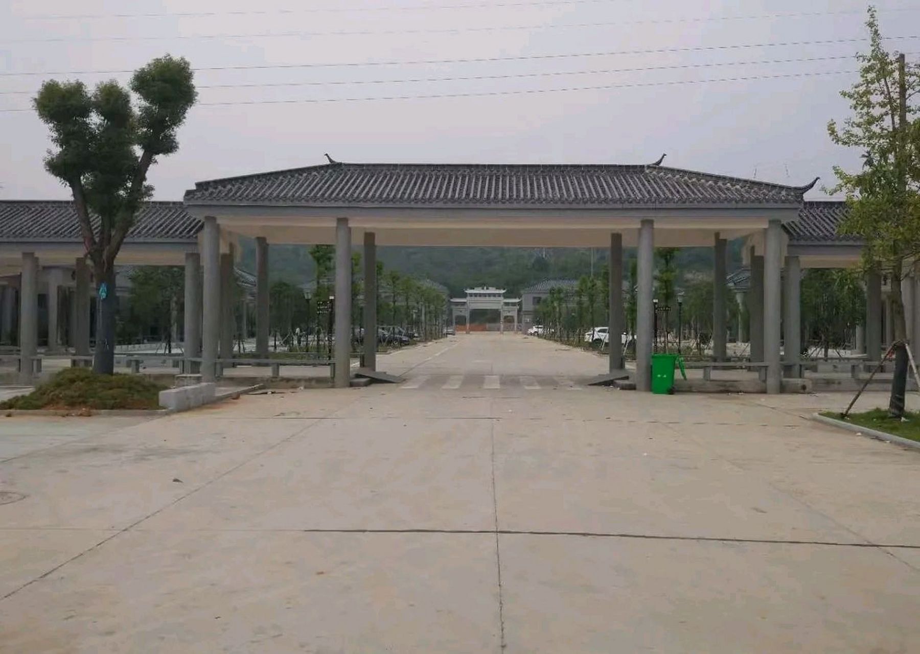 在齐齐哈尔市殡仪馆中,沉默的悲伤笼罩着空气,11具遇难者的遗体静静地