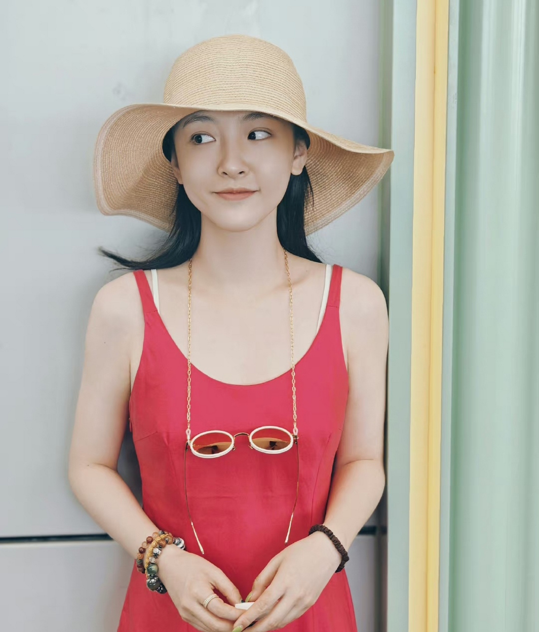 吴倩生活照状态恢复特别好,戴草帽穿红色连衣裙减龄又文艺,她化淡妆