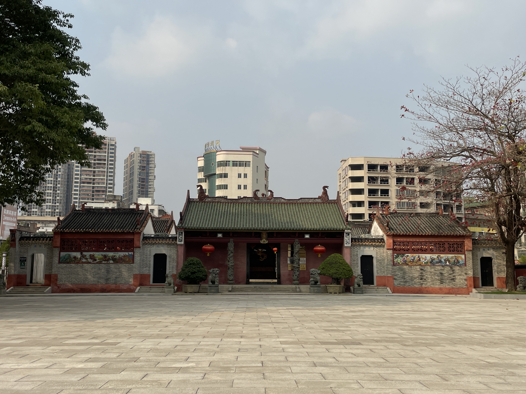 今天来参观纪念"中国巾帼英雄第一人"的冼夫人冼太庙,它始建于隋朝,该