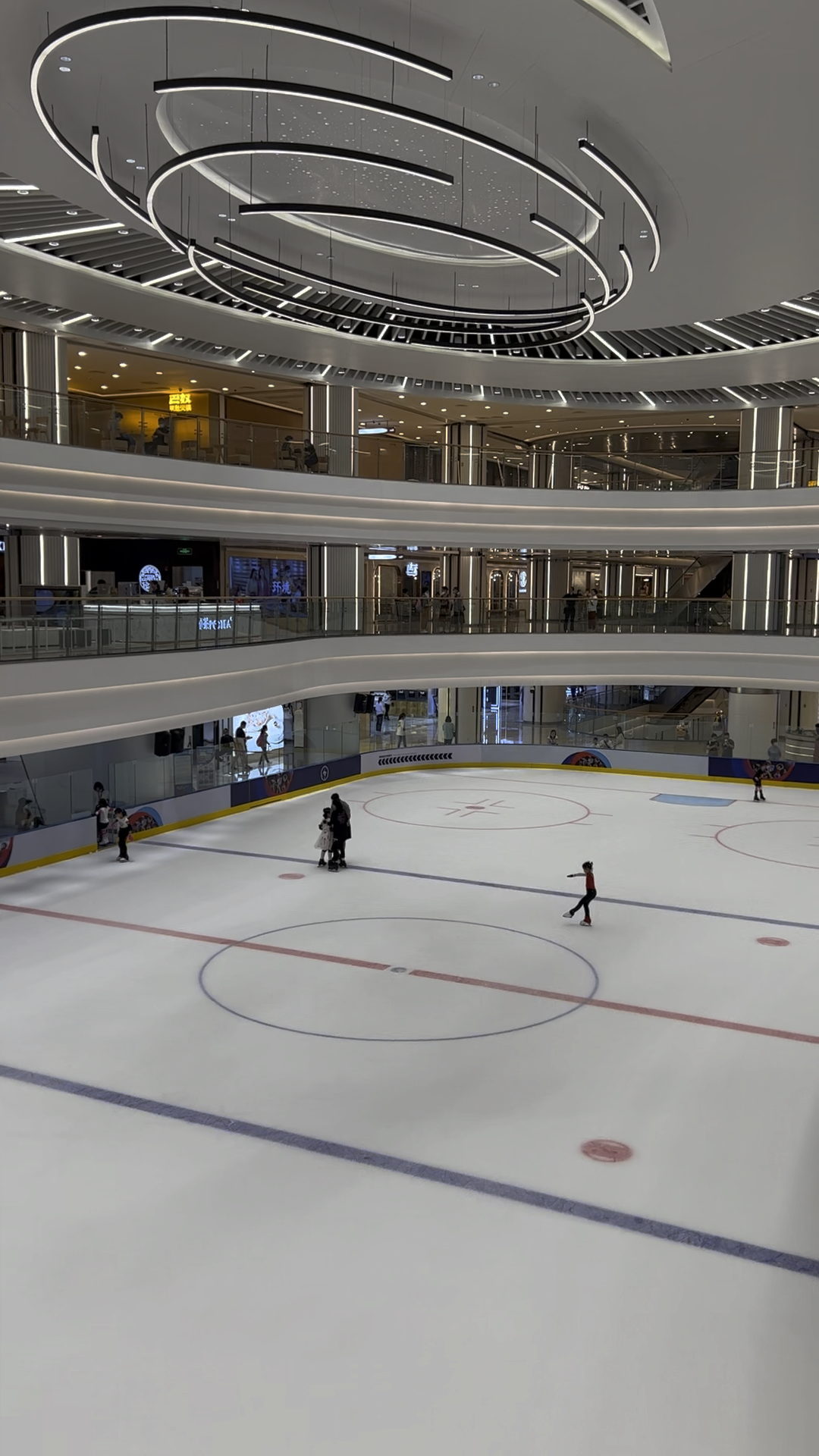疫情之下的武汉国际广场全明星滑冰俱乐部,武汉最早建成的室内真冰场