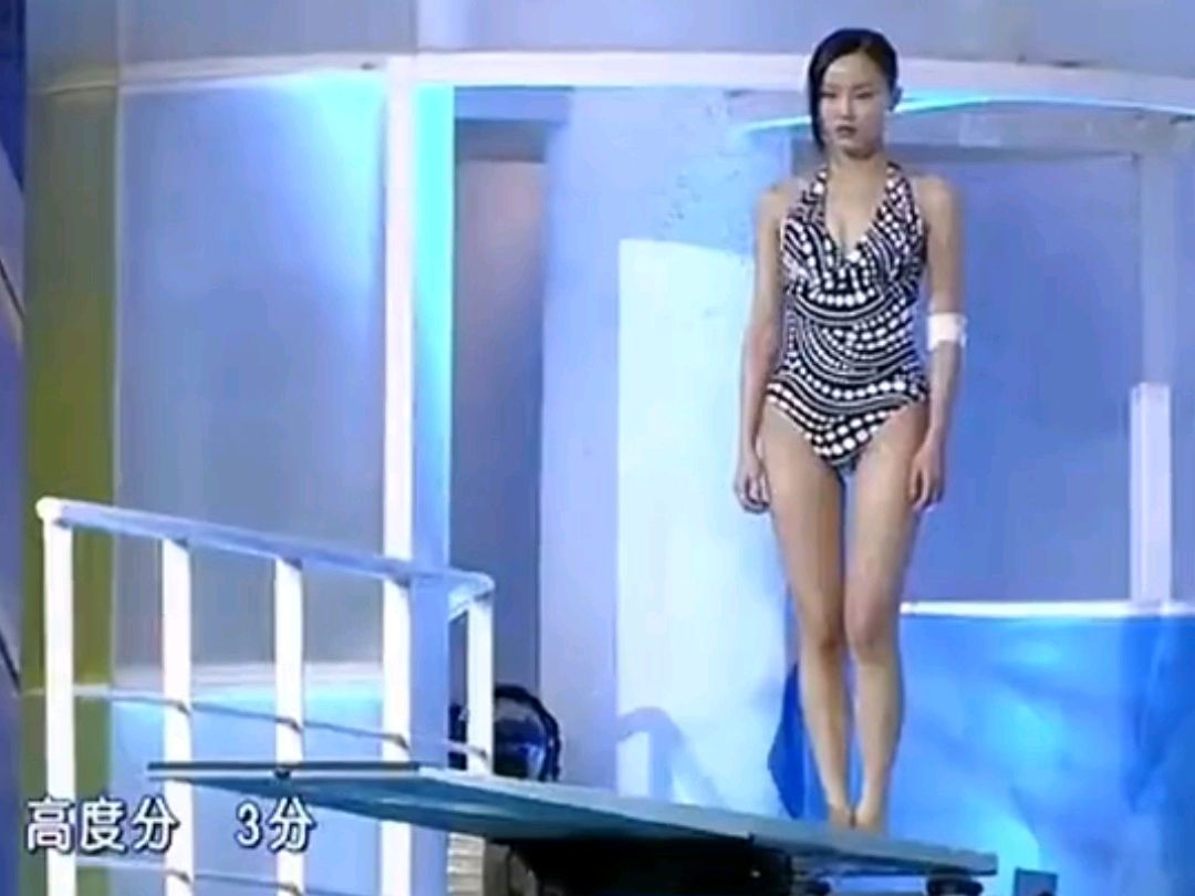 没想到黄龄不仅歌唱得好,身材也很有料,只是跳水一幕太搞笑