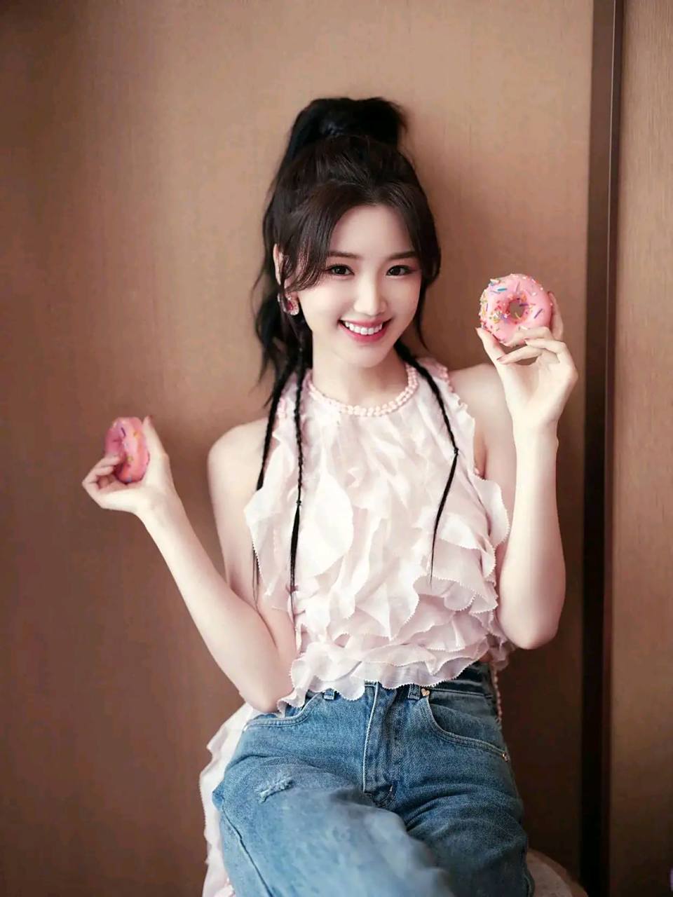 毛晓彤高马尾编发造型又飒又可爱,表情灵动,一点儿也不僵!