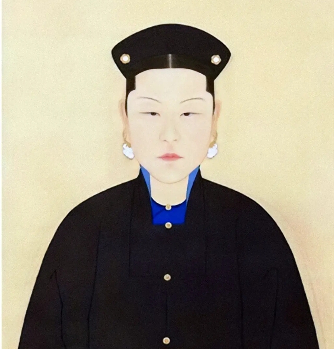 穿蓝色常服袍外套黑色常服褂的女子正是康熙妃嫔中最默默无闻的端嫔