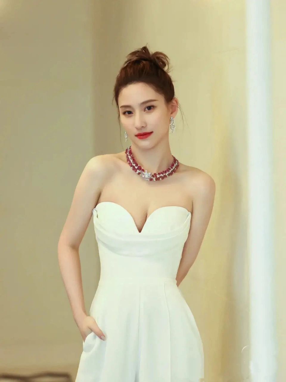 400亿美女——何超莲:坐拥400亿身家, 乘直升机上班, 摩登不羁演绎