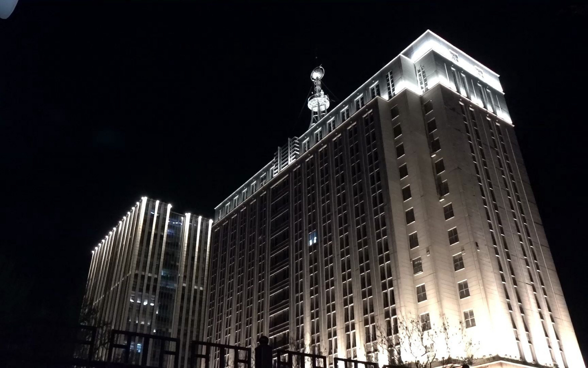 每个深夜,政府大楼总有一间灯火通明的办公室,那大概率就是组织部