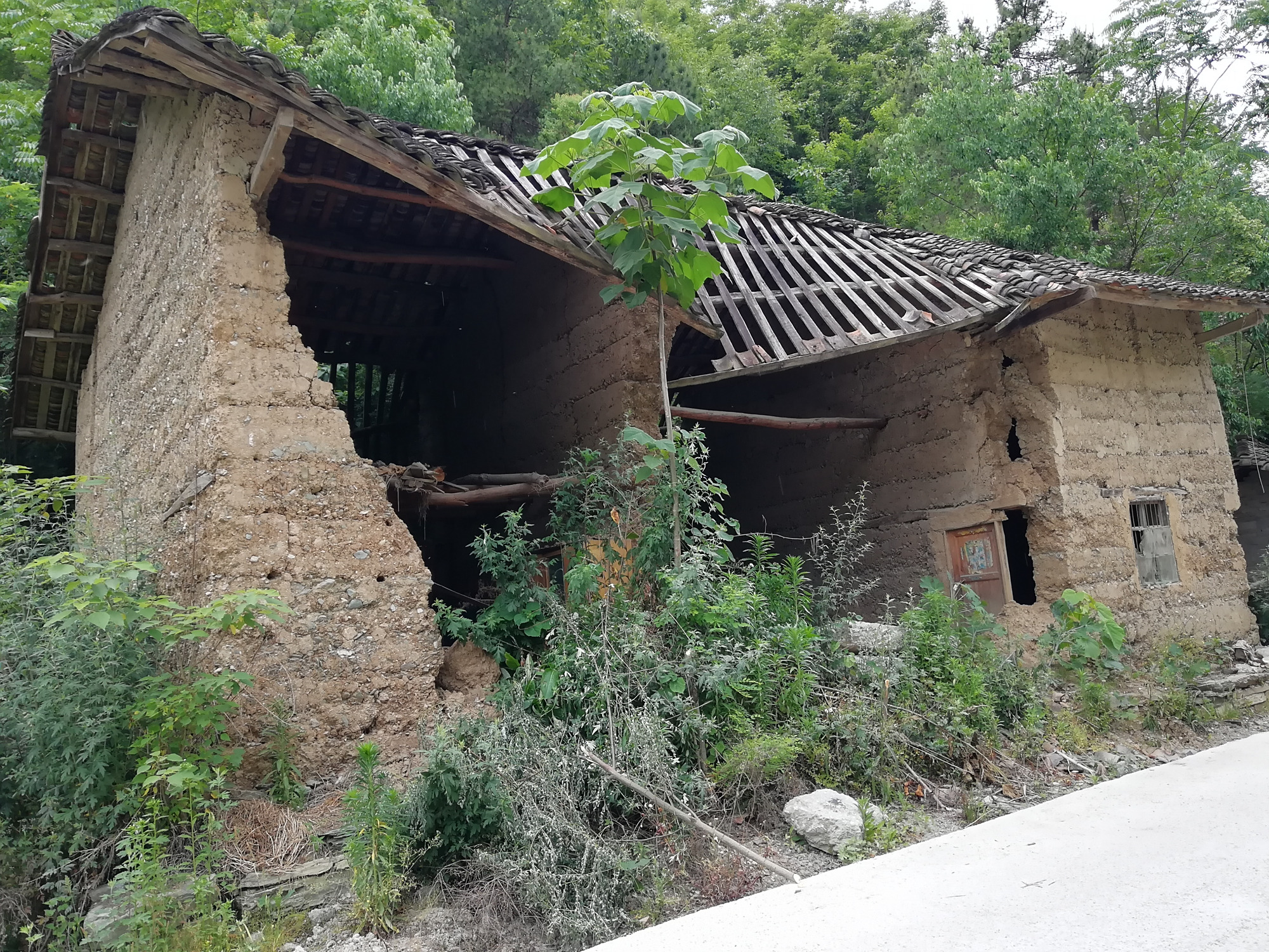 快被遗弃的乡下夯土老房子