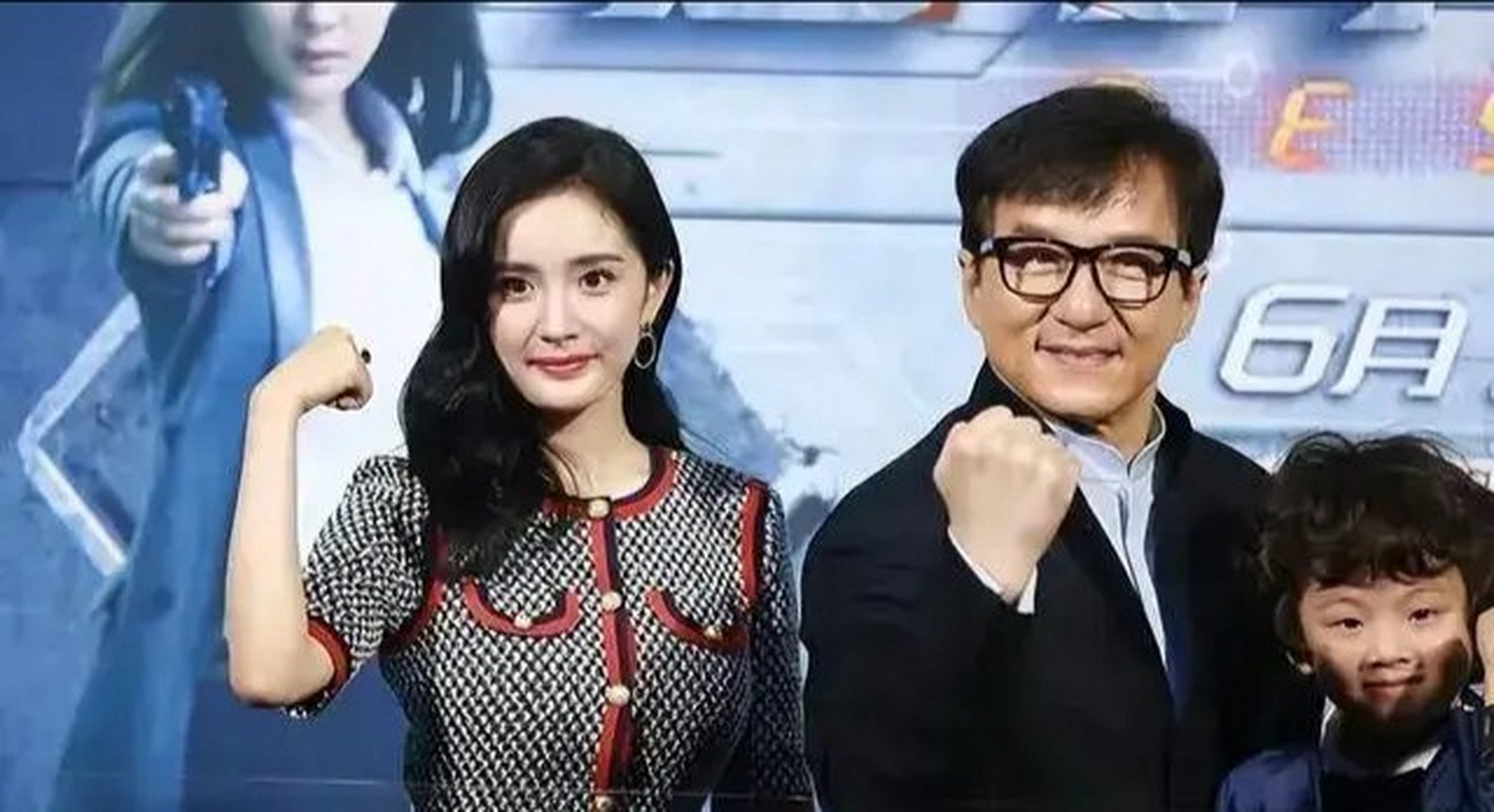 2003年,49岁的成龙icon和17岁的杨幂拍了一个机车广告,成龙拿到了50万