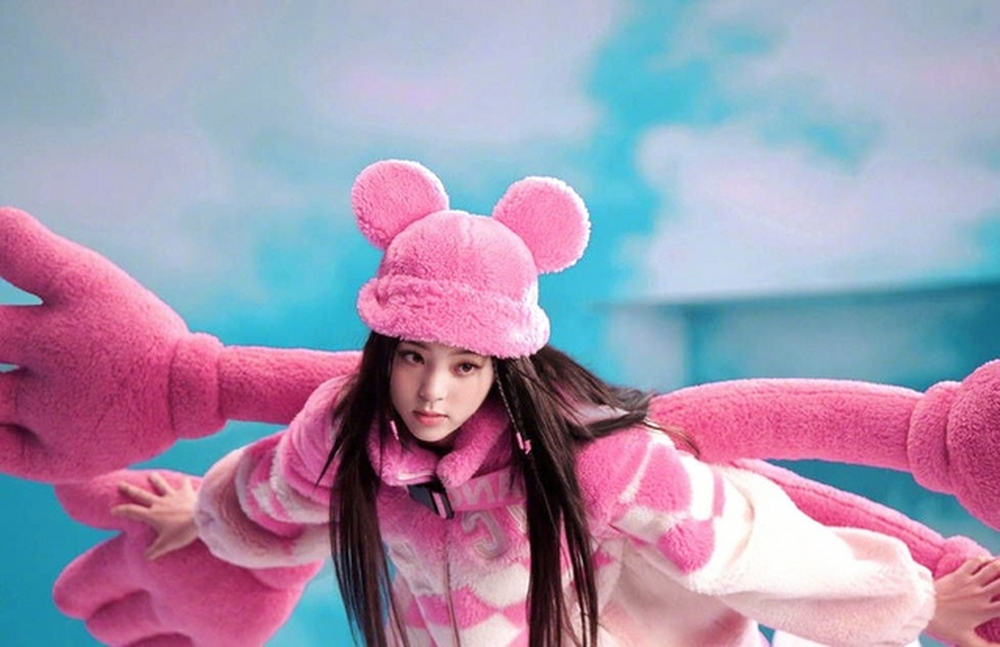 欧阳娜娜# 身穿可爱的四手米奇装,,头戴粉色米奇帽,粉色毛绒外套