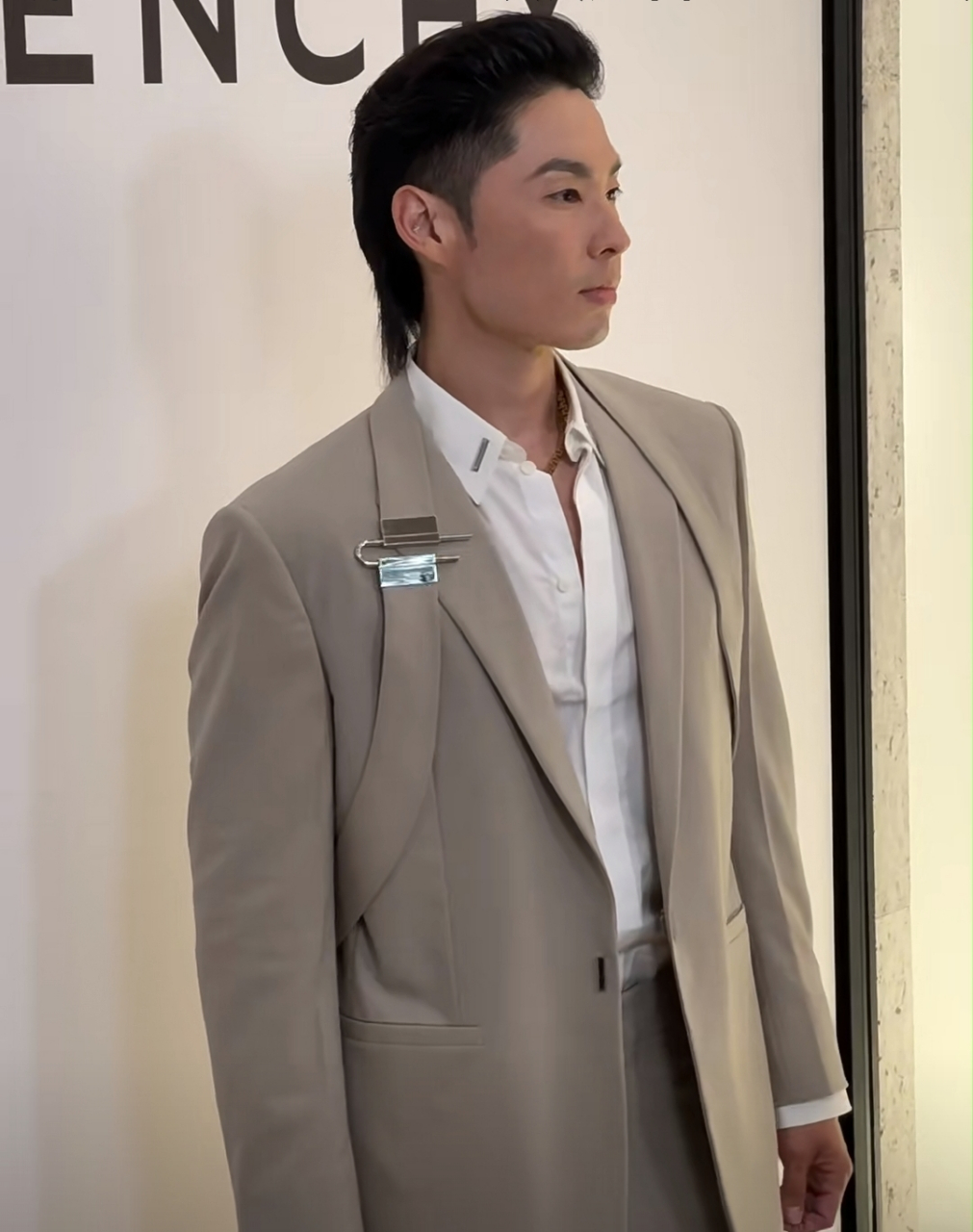 吴建豪好帅!这形象太好了!给人的感觉很干净清爽.很像是某个财阀家的
