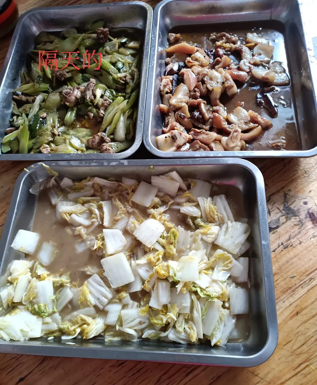 我们工厂也就八九个人,按理说人少伙食应该不会差到哪去,可恰恰相反