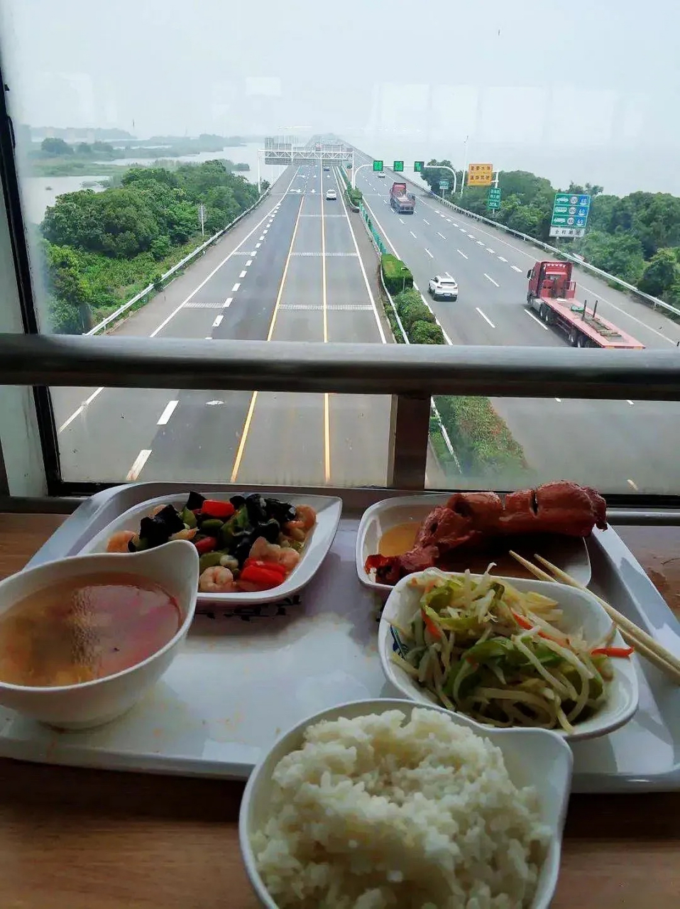 同事搭我的车从德州去北京,到中午开到了服务区吃饭 02 我就让他去