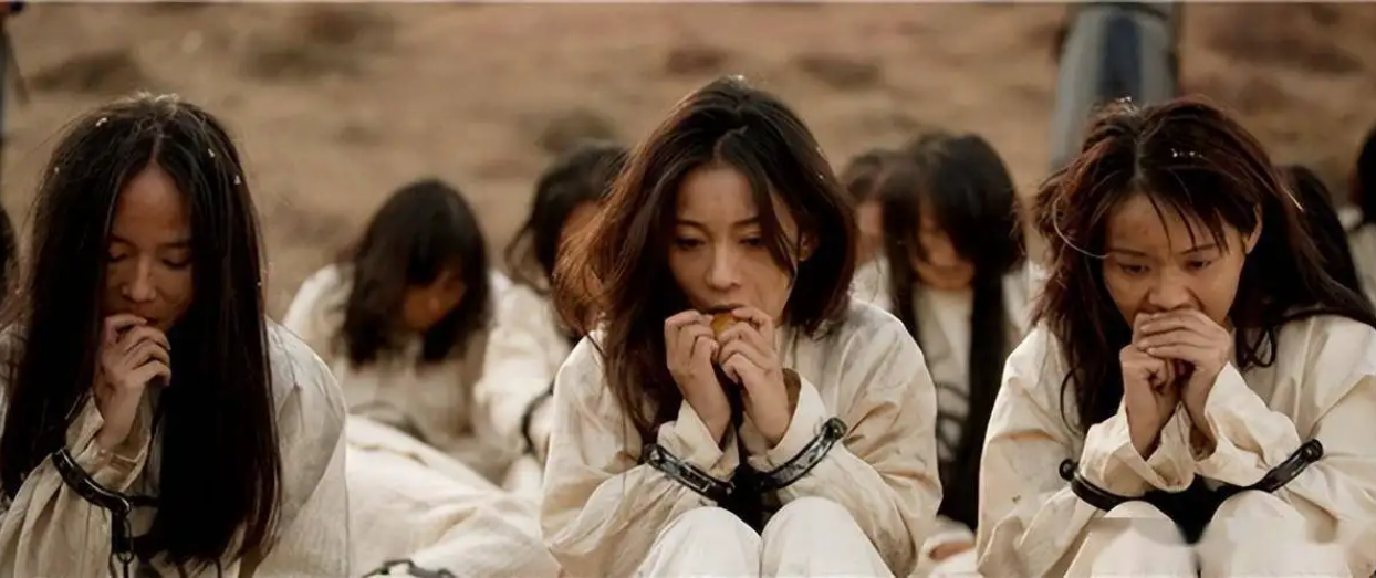 古代流放女囚犯,来回几千里路,为何衙役们却还抢着去押送?