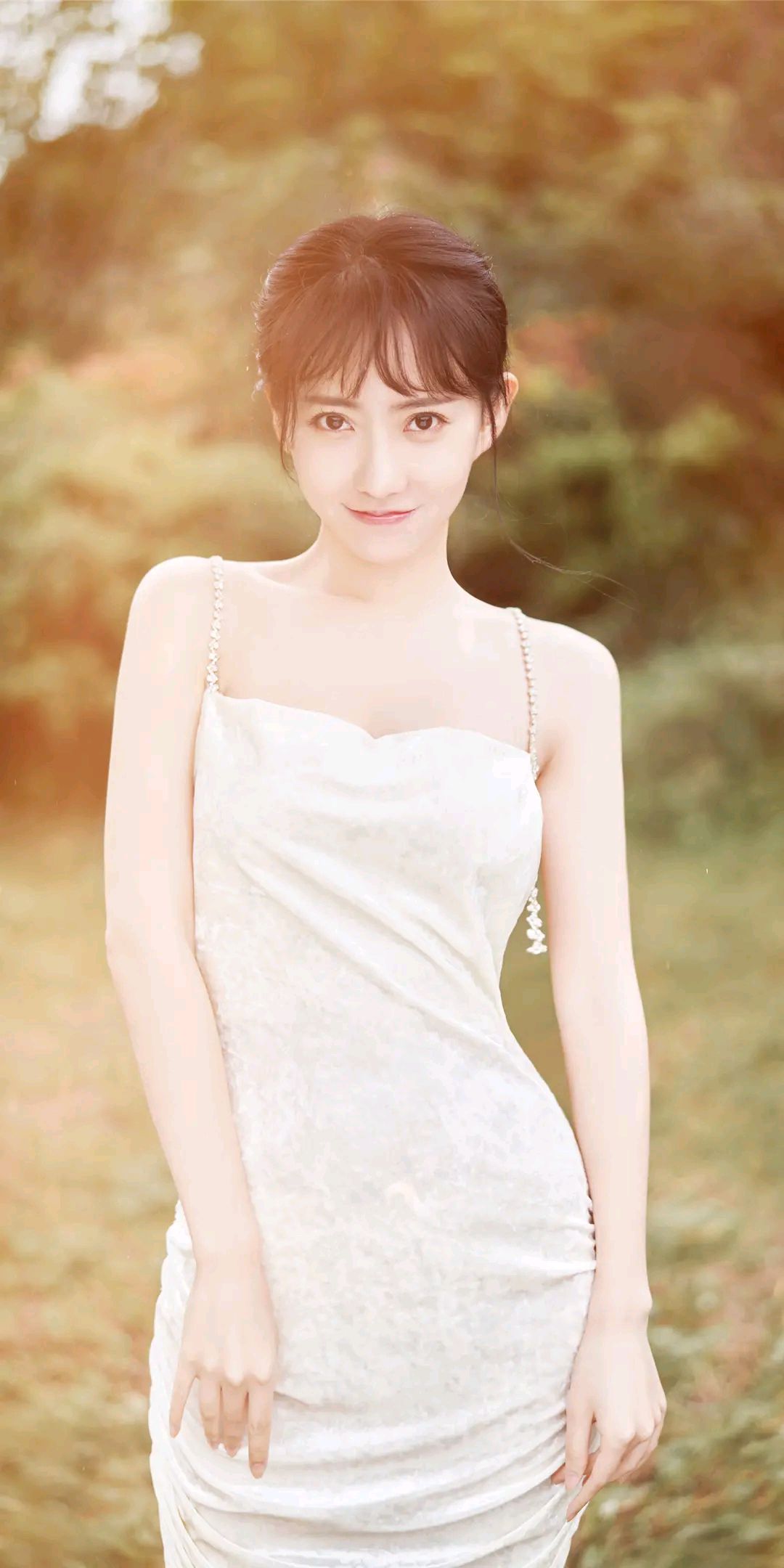 刘萌萌穿白色蕾丝吊带裙尽显妩媚动人