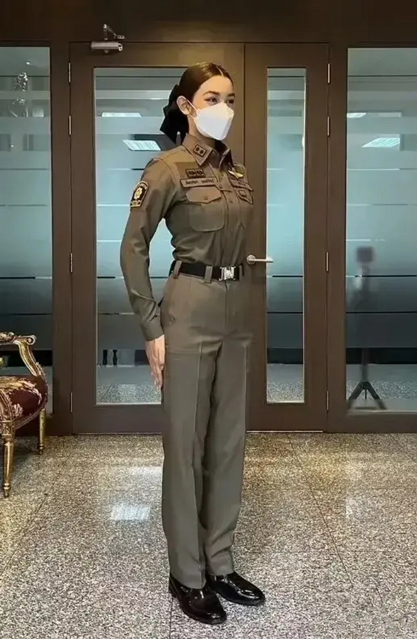 泰国女警的行礼方式,颠覆了我们的认知 去过泰国,或者是了解过泰国的