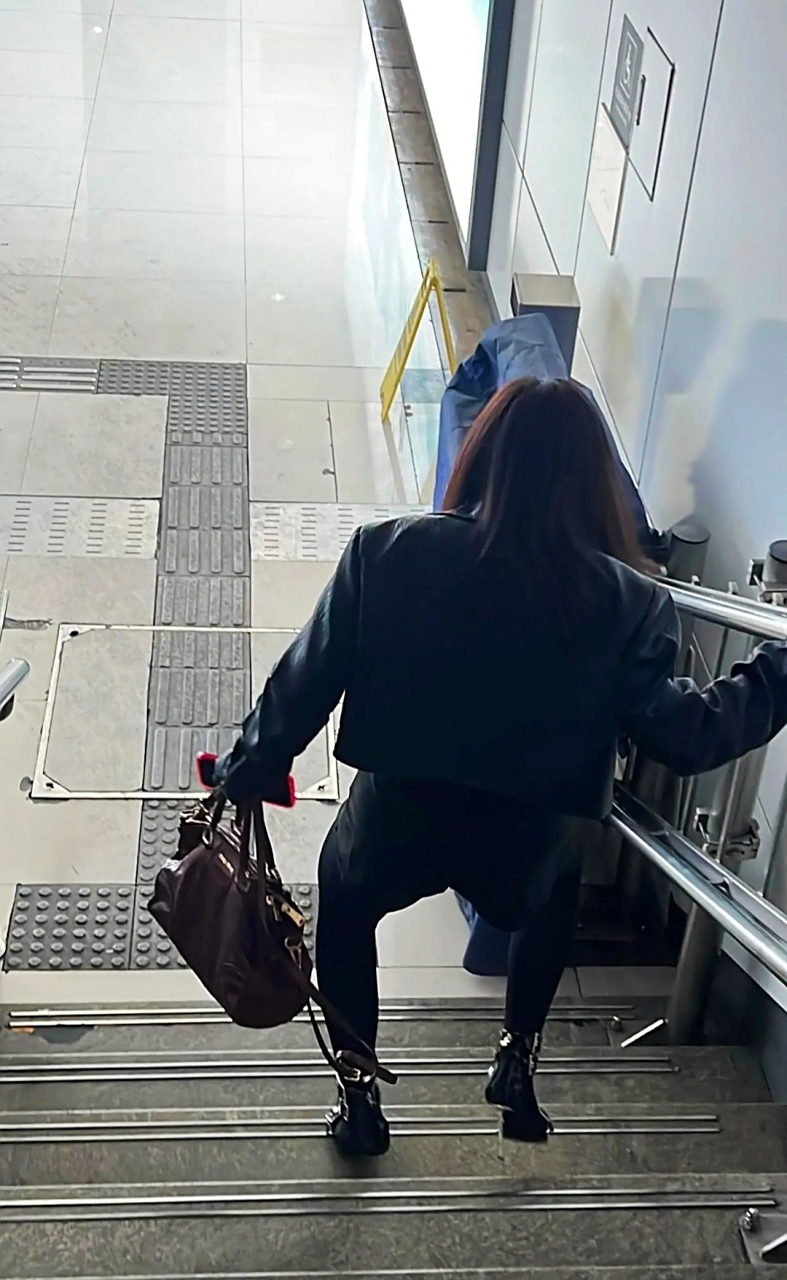 穿这么高的高跟鞋下楼梯,看样子很不方便呀😅