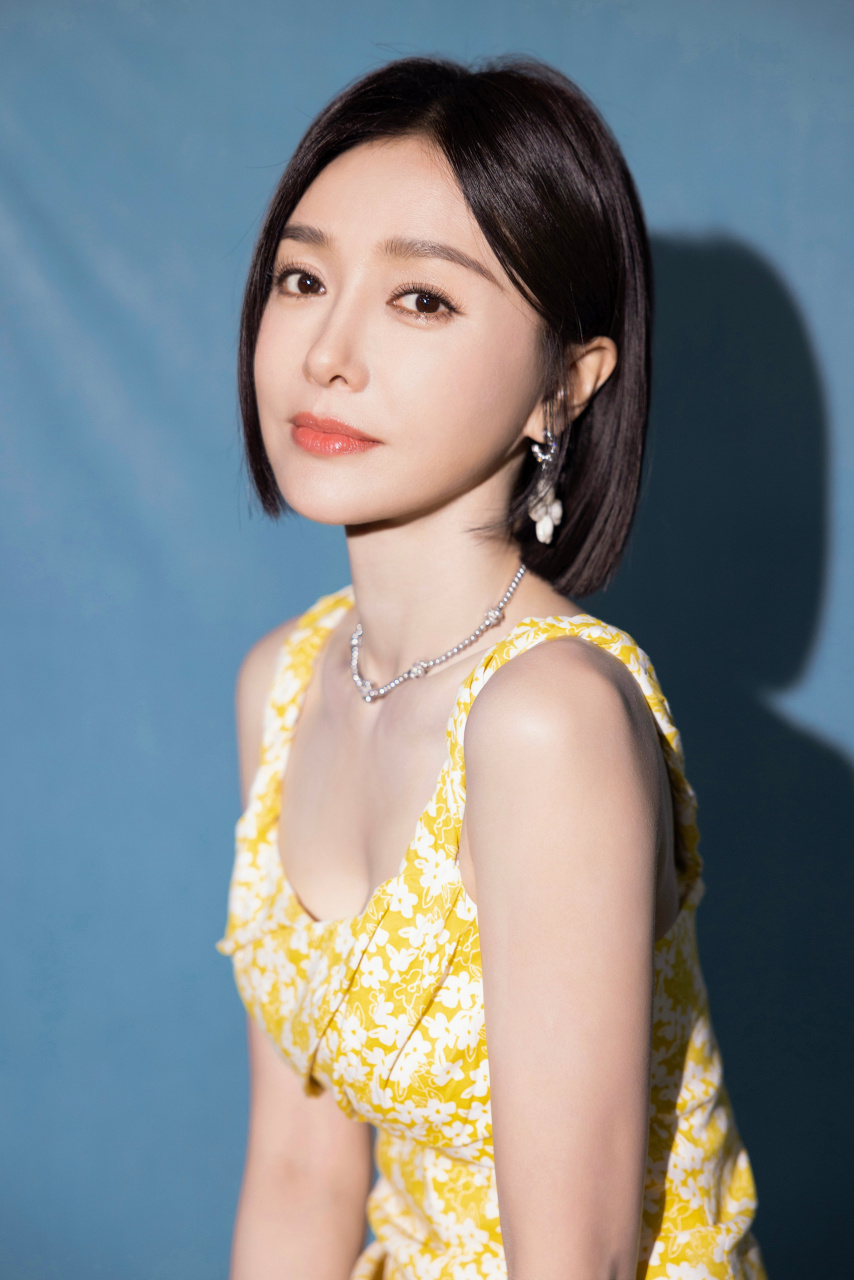 秦岚黄色碎花短裙造型甜美迷人,这造型也太减龄了#娱乐大赏# #一眼