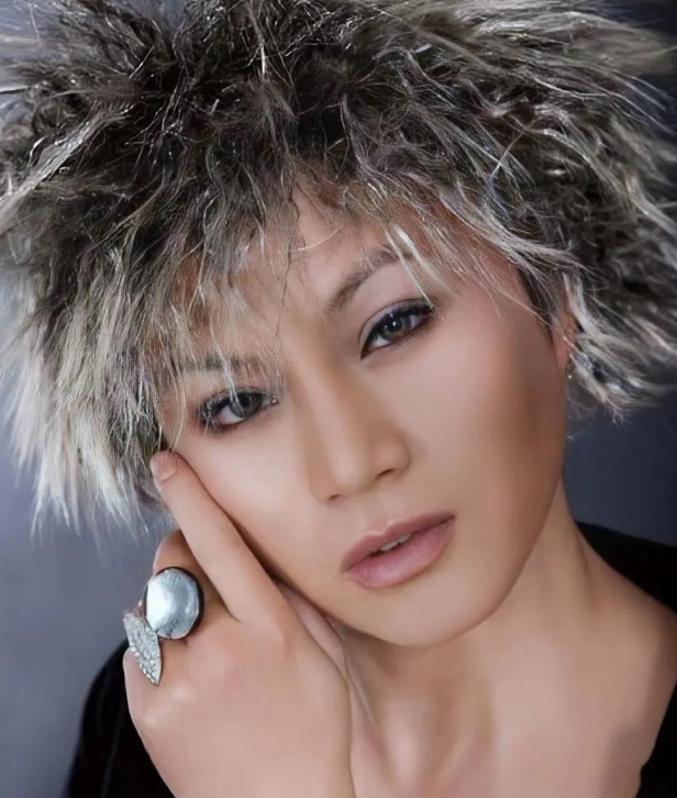 中国变性最成功的两位明星,一位是主持人一位是著名形象设计师