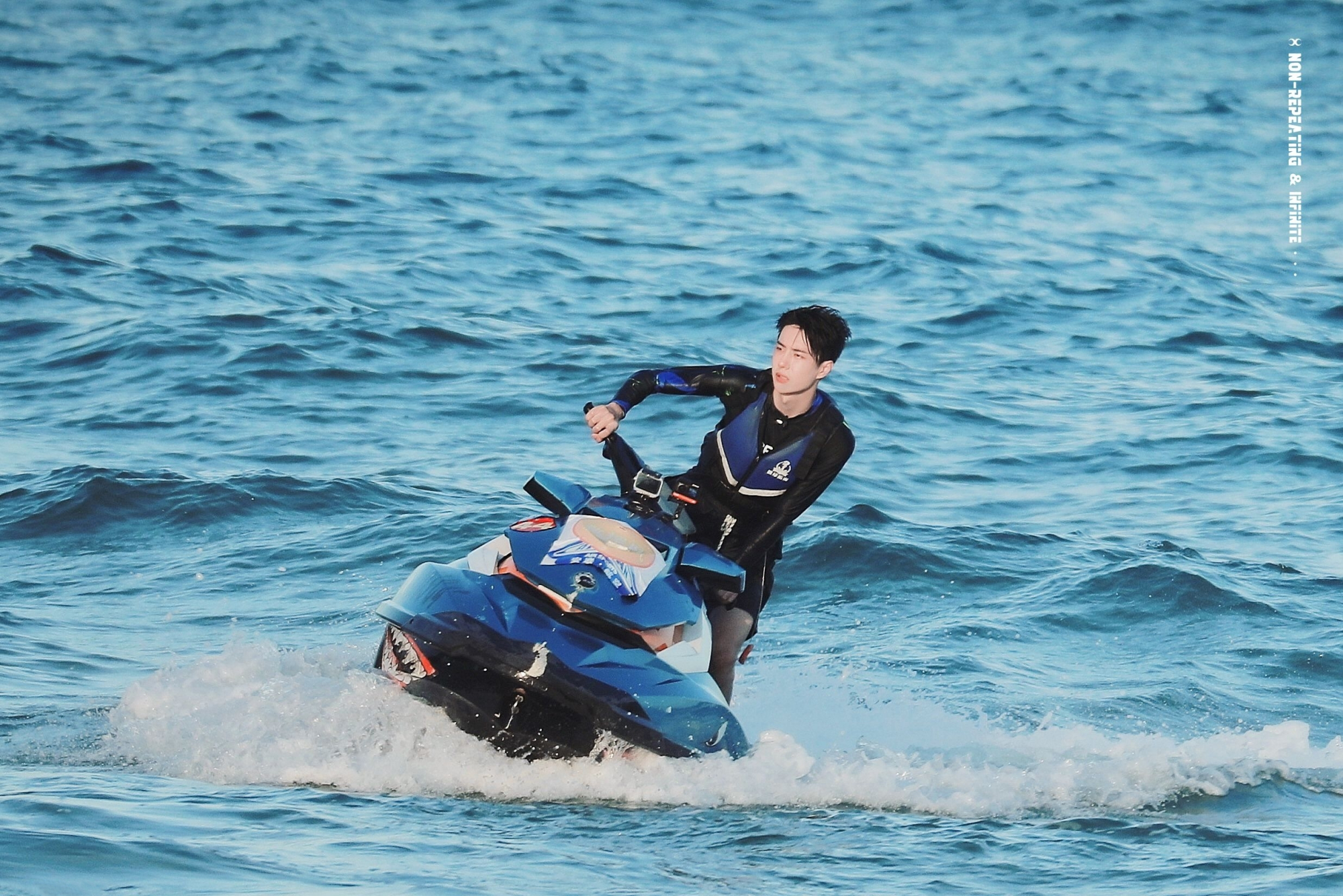 一组王一博在海边的造型来袭,清爽又帅气,湿发太撩啦