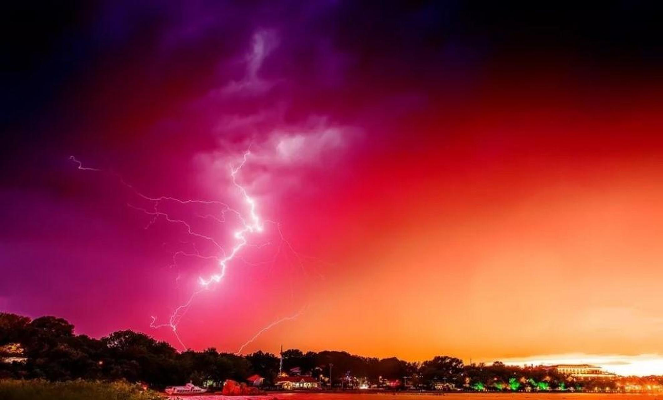 暴风雨的夜晚,你抬头仰望,是否看到过一只红色的水母在天空中游弋?