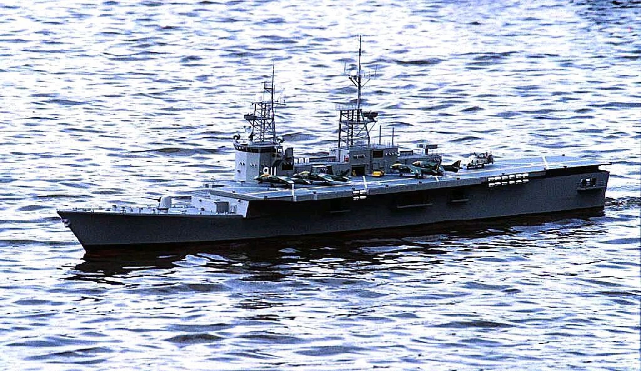 利用作战型舰艇改装航母,见过衣阿华战列舰的设想图,而这种用现代战舰