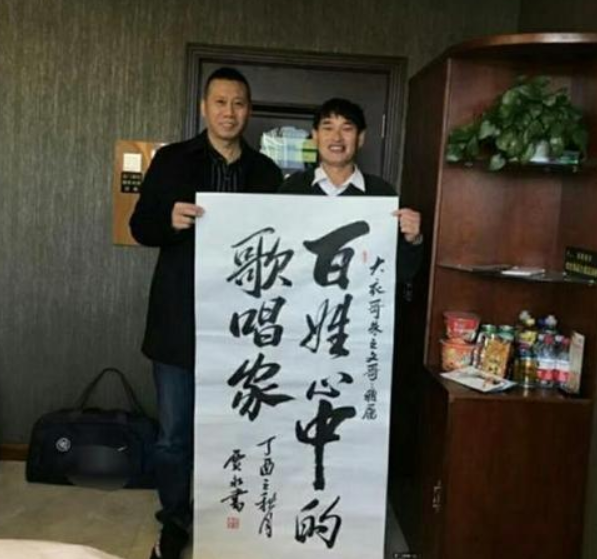 大衣哥朱之文的书法水平如何?被喷为"丑书,专家称"捣乱