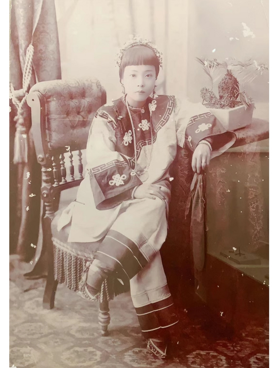 清末青楼女子难得的自信,三寸金莲就是她自信的资本.