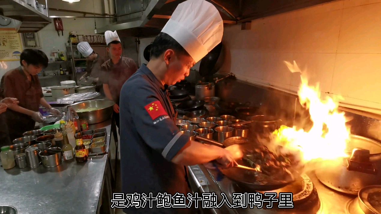 看董先生制作:“红烧老鸭”的家常做法,颜色红润口味很赞,收藏