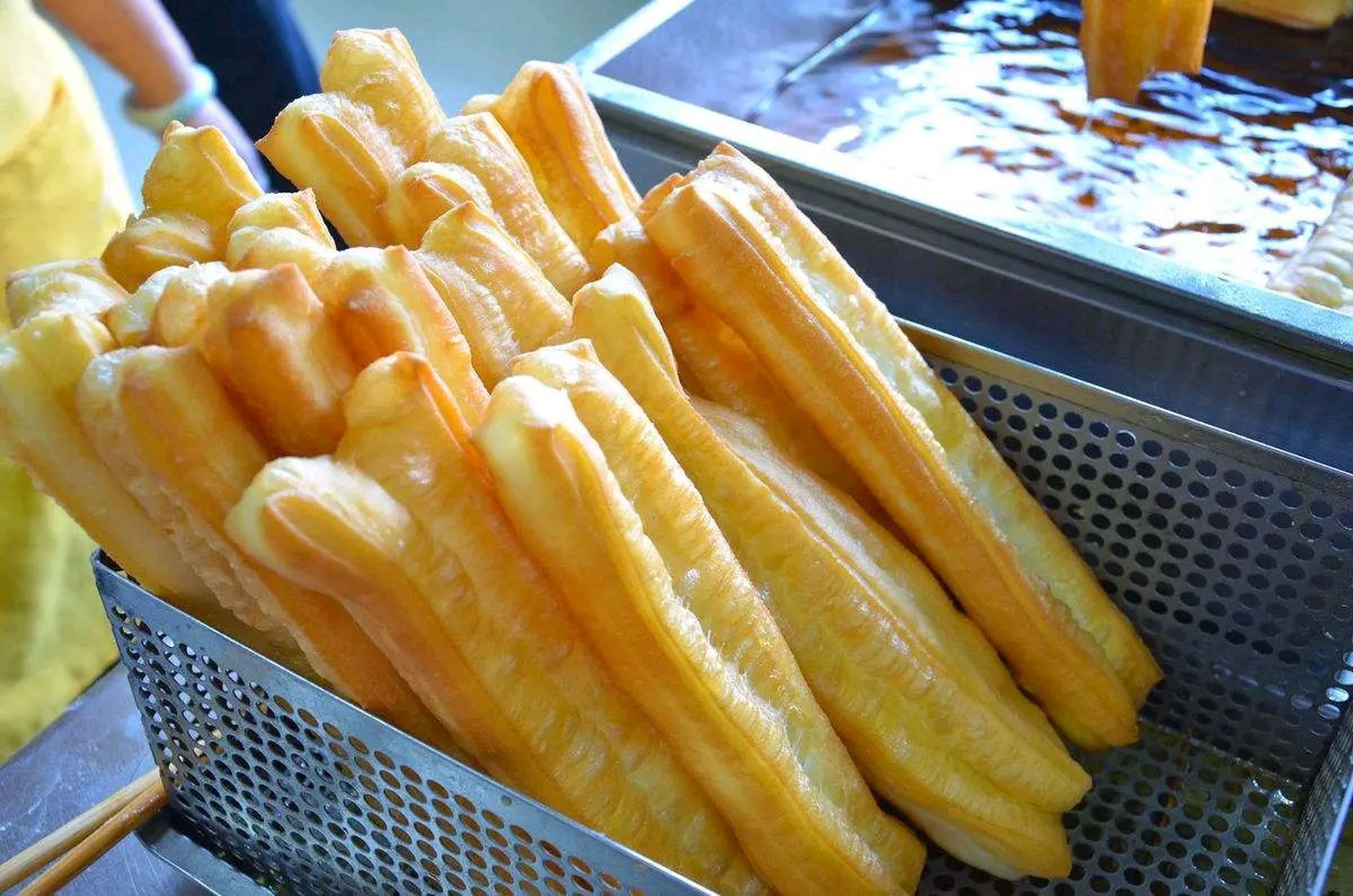 早上懒得下厨,看到早点摊上的油条金黄酥脆,一时贪嘴,就买了几根来