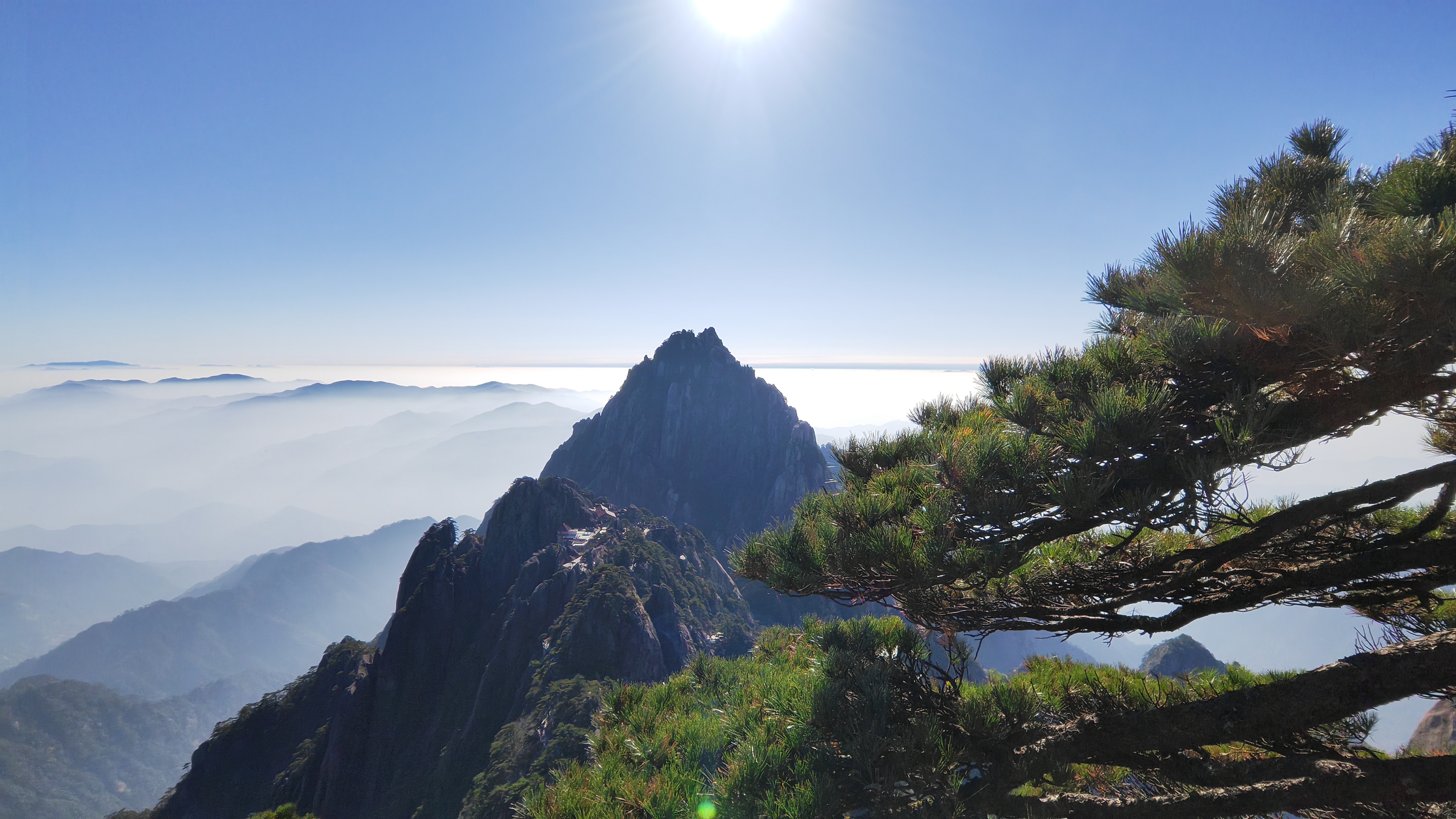 这是小牮今年攀登的第十九座山峰,莲花峰