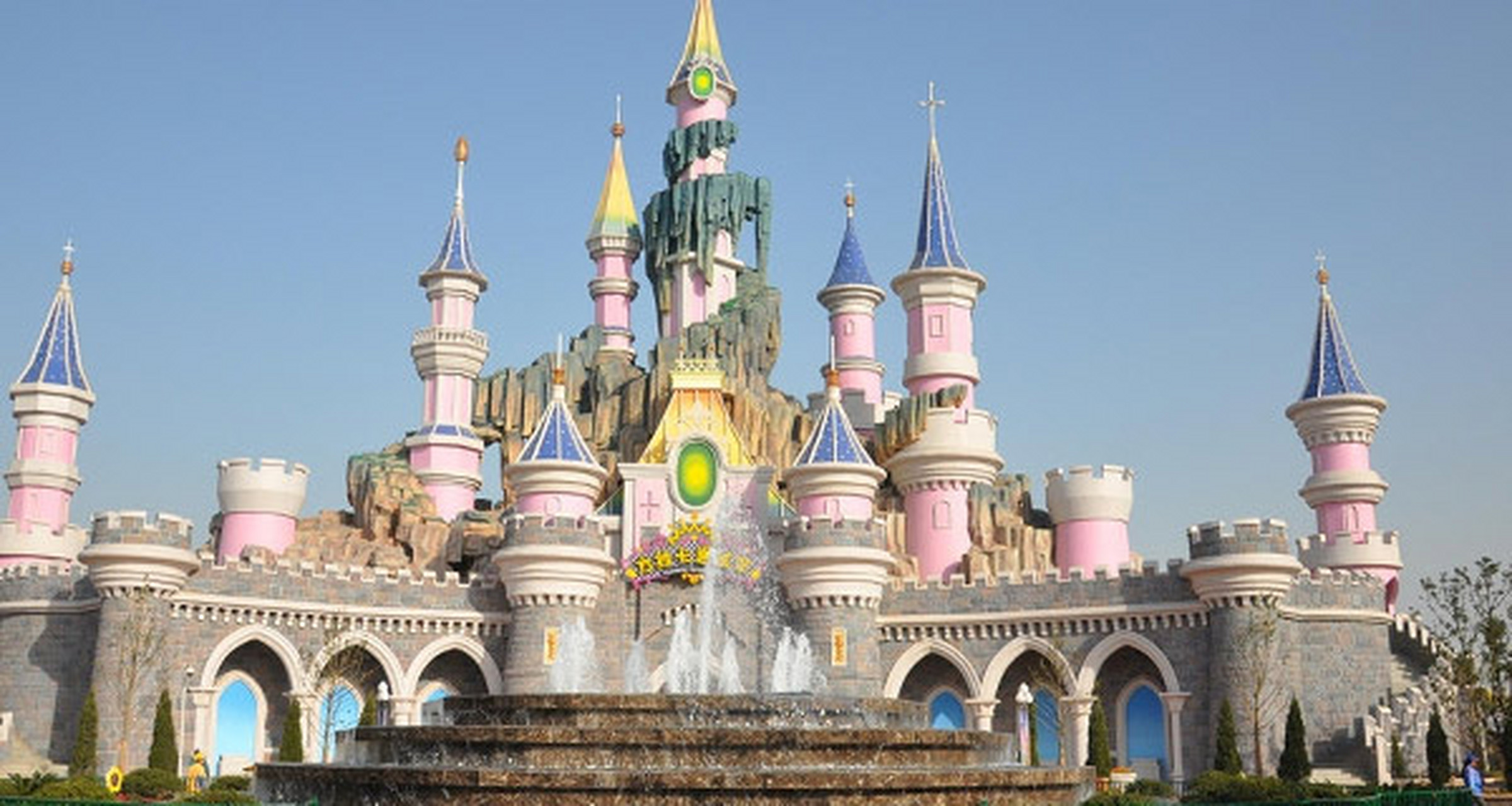 大同方特值得打卡的地方,就是这个城堡了,晚上有烟花表演,在不同调色