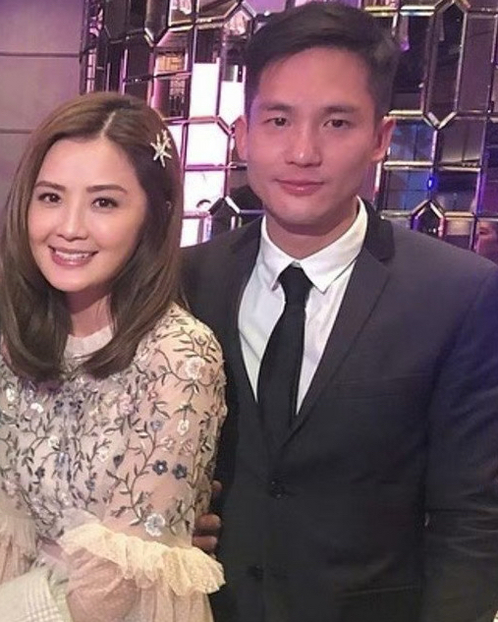 今日港媒称,蔡卓妍与男友石恒聪分手,随后蔡卓妍向媒体承认分手消息.