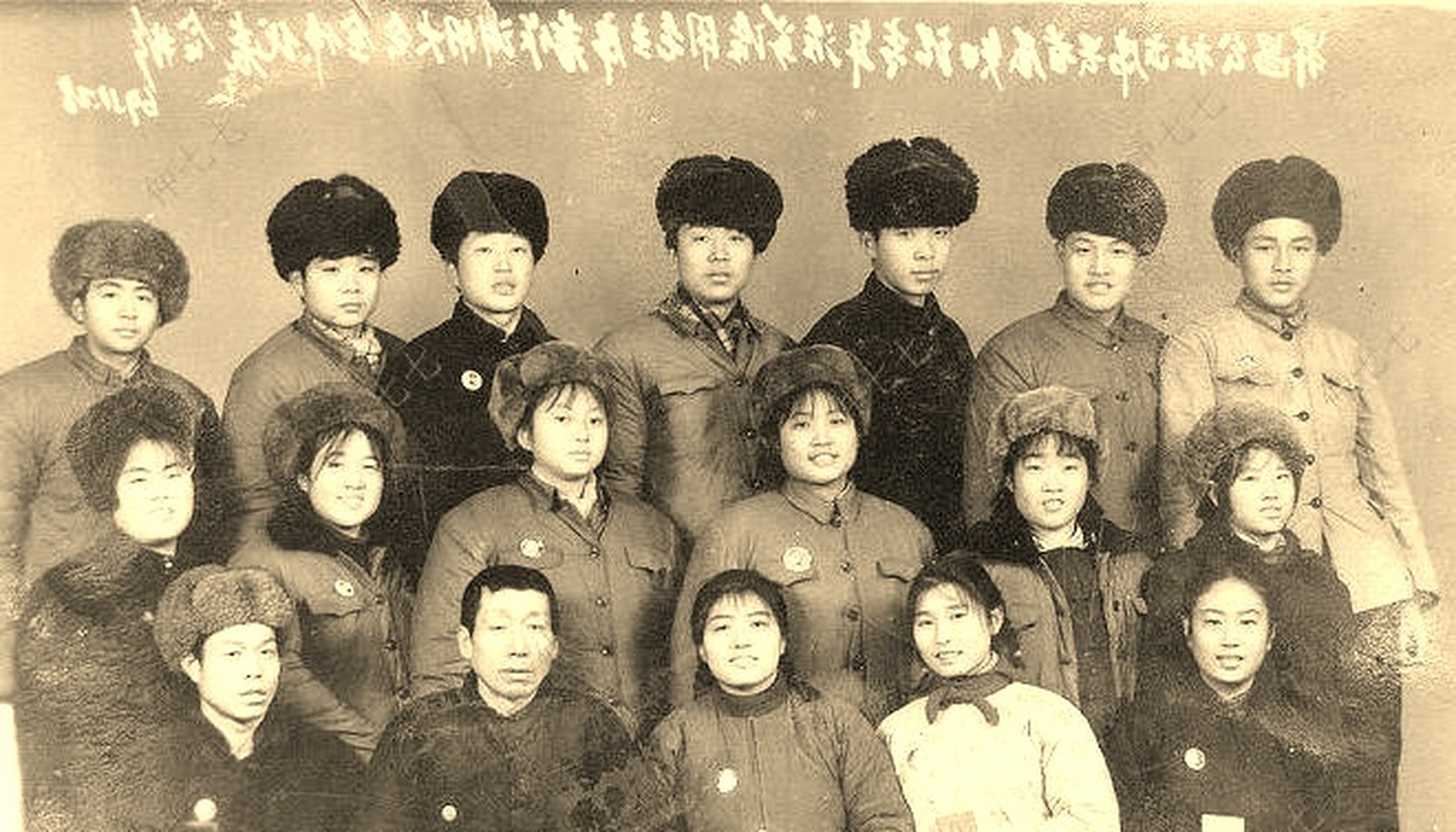 78年,知青黄丽萍带丈夫回家,丈夫看到岳父照片后才知妻子不一般