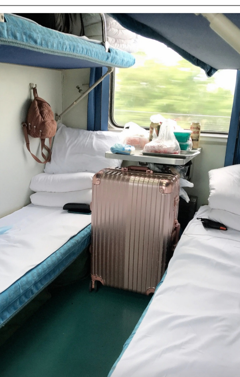 火车上,一大爷和一小伙因为卧铺归属问题争论不下!