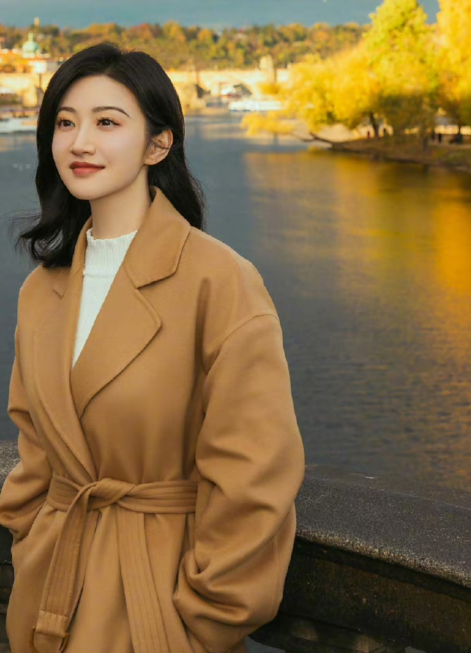 景甜冬日叶落大片出炉,焦糖色大衣尽显温柔气质,她在镜头里恬静自然