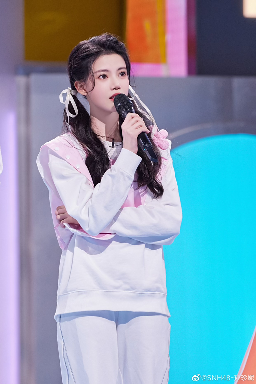 看孙珍妮这一身运动风套装,搭配微卷长发双马尾,青春活力四射,又不失