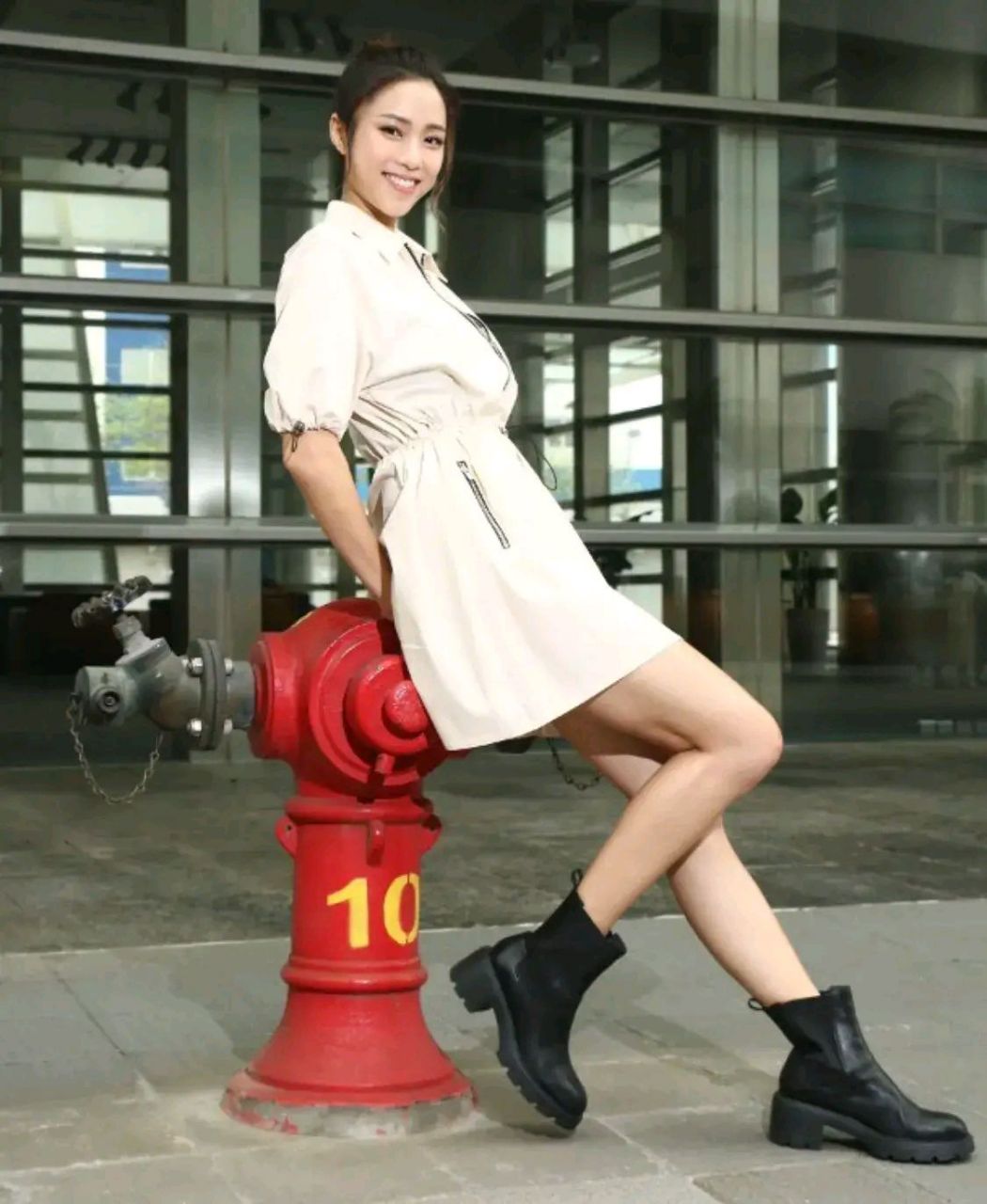 在《隐形战队》中饰演阿风的刘颖镟在剧中大秀好身材,剧中以露腰背心