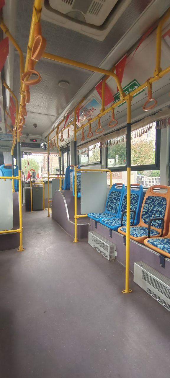 26日的哈尔滨,一早上坐公交车21路去上班,整个车里都没几个人,平时