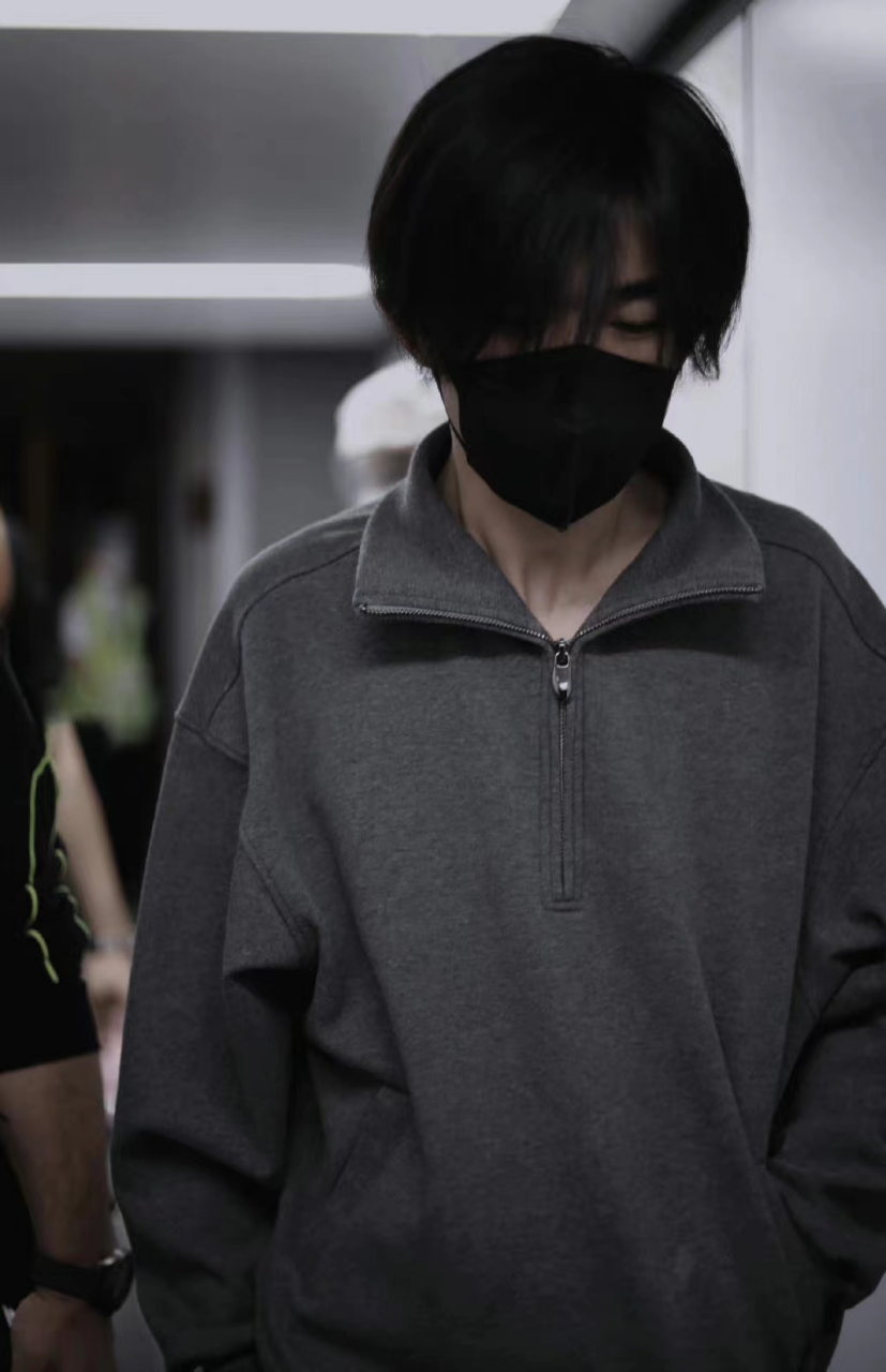 低调的灰色卫衣黑裤子,难为粉丝们还能认得出来[比心] 易烊千玺每次