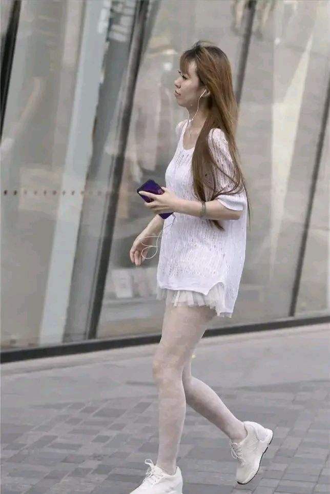 现流行的丝袜和运动鞋穿搭