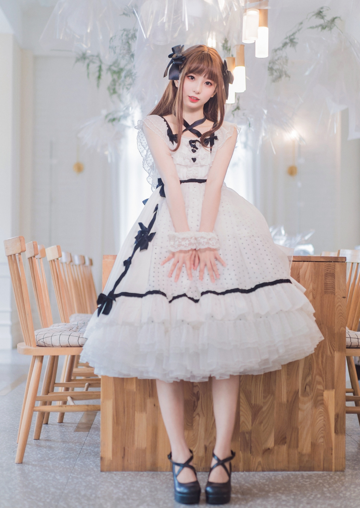 一脸温柔的洛丽塔小姐姐,轻纱薄裙,带点娇羞,明媚而动人