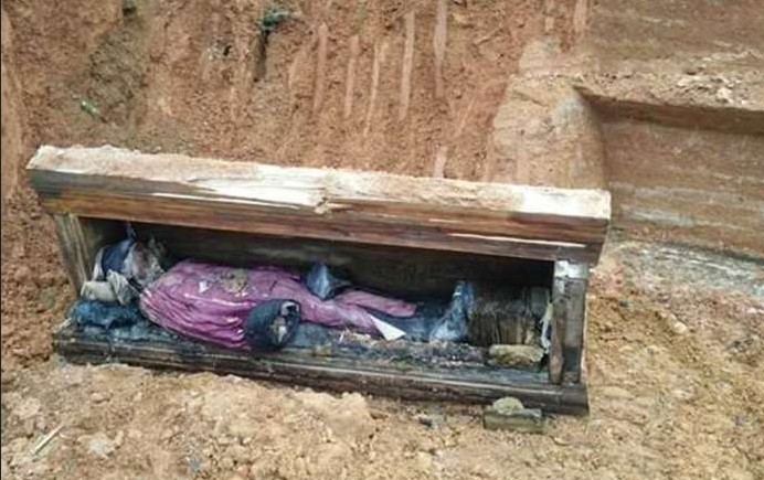 我在祠堂里找到一口"铁棺材",神婆说是有人留下的法术