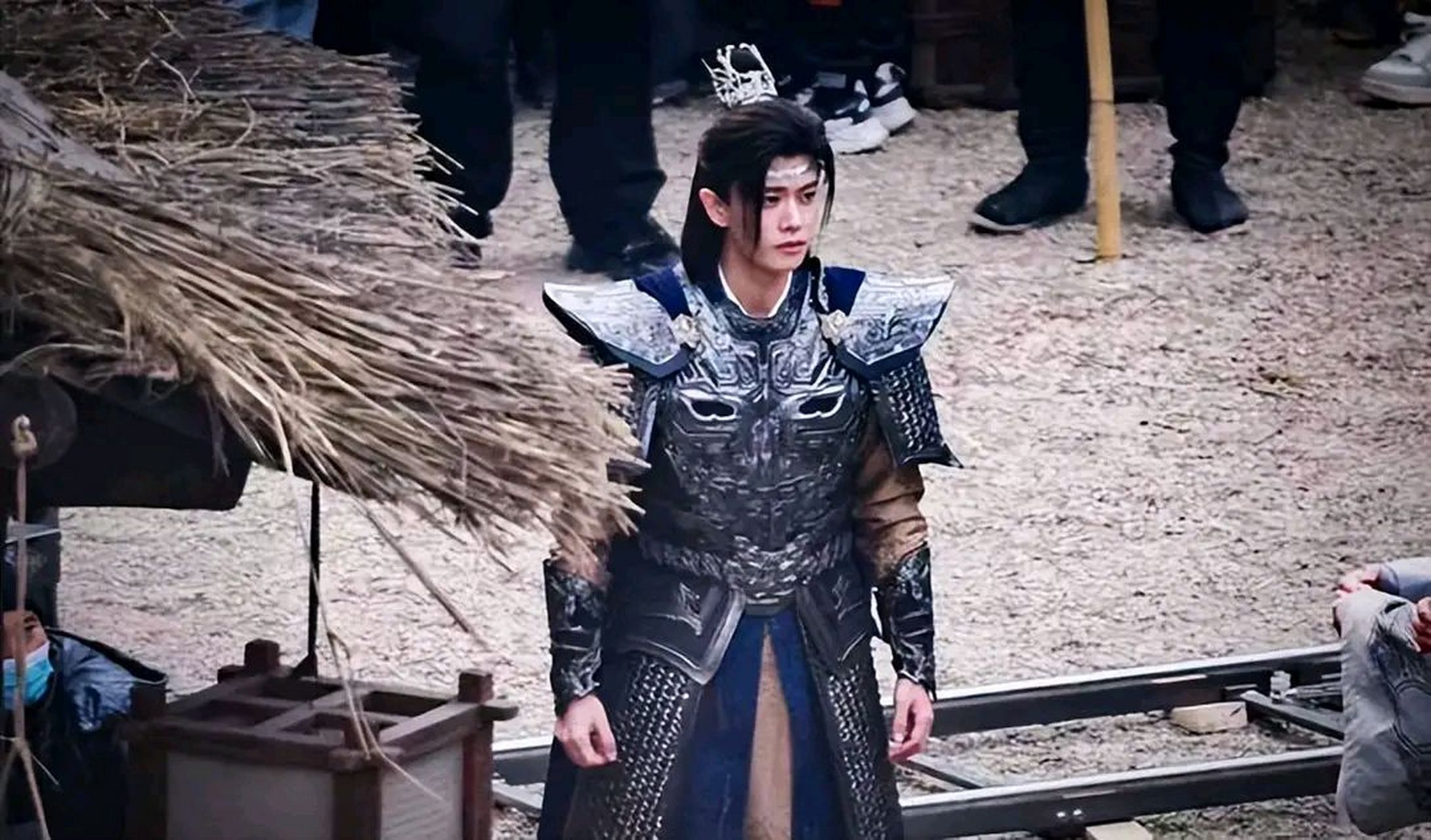 任嘉伦新剧路透图曝光 戎装骑马造型俊朗英勇神武