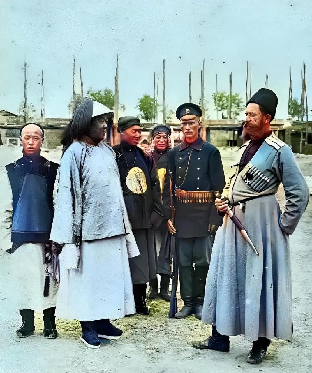 一组历史老照片:图一是1905年日俄战争时,大清官员和沙俄军会面时的