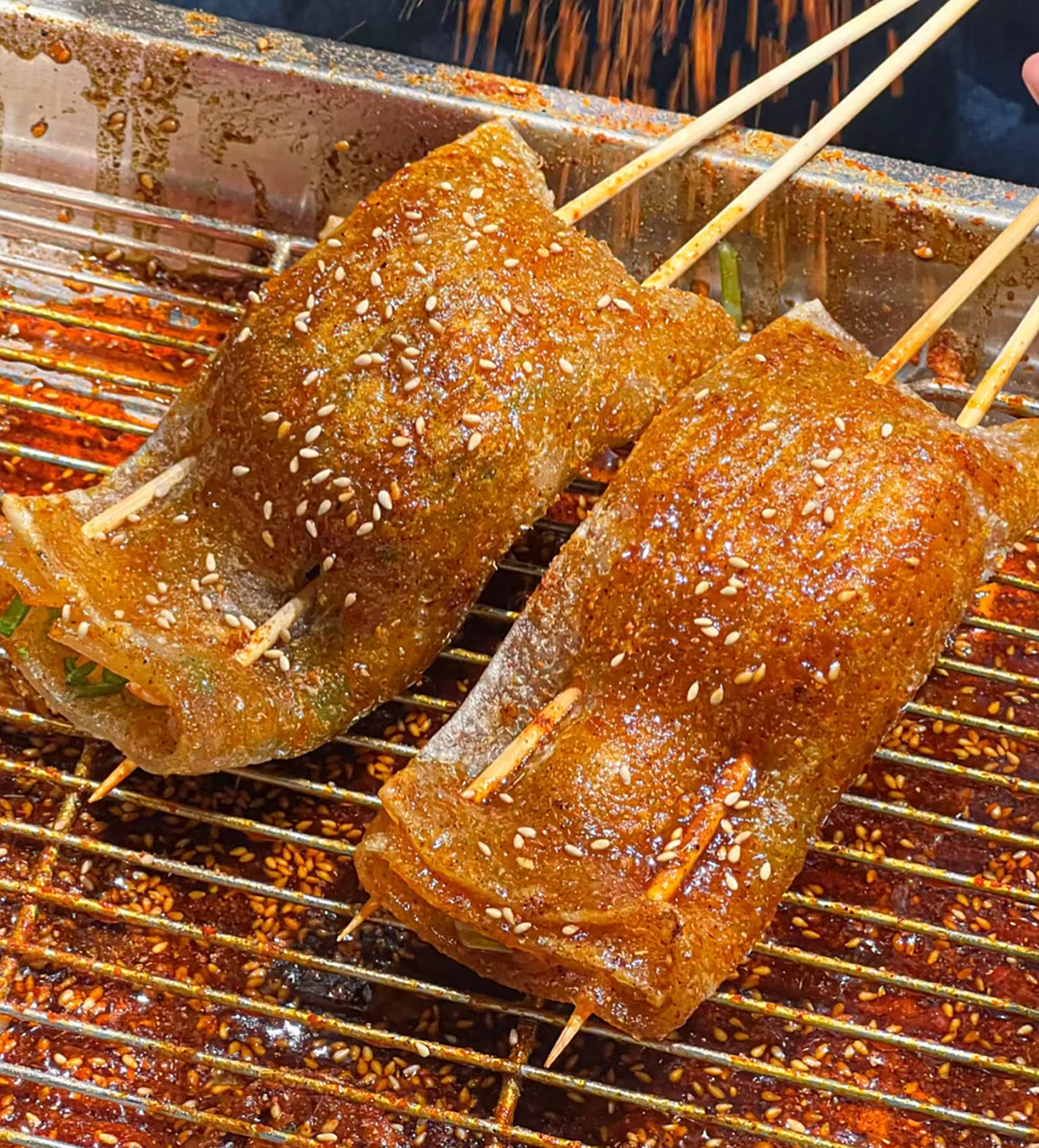 今日分享川渝美食–烤苕皮 俗话说一张苕皮豆干,万物皆可裹!