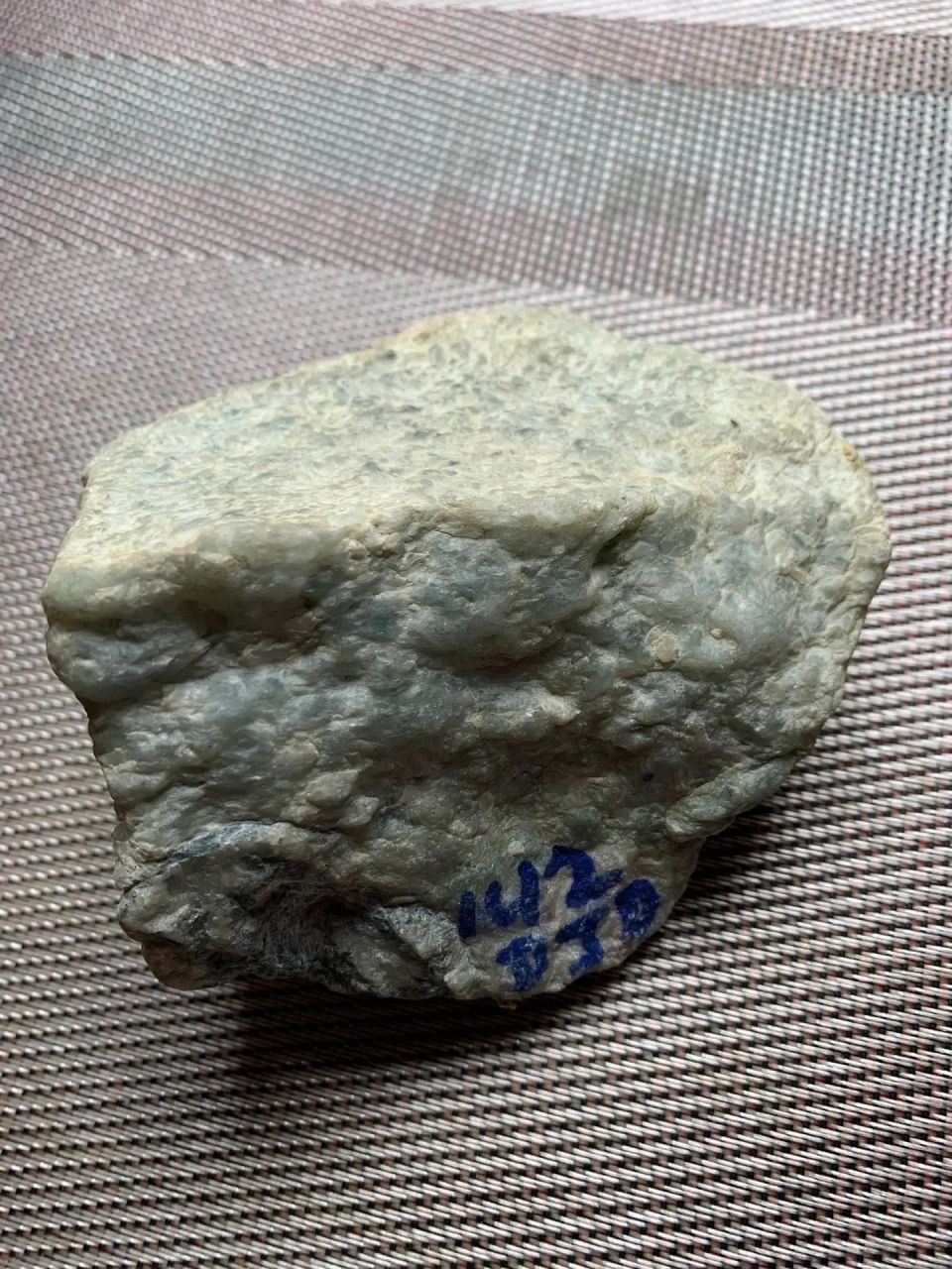 翡翠原石# #点击头像看直播# 610克莫西沙白岩沙,天空蓝牌子料,皮壳