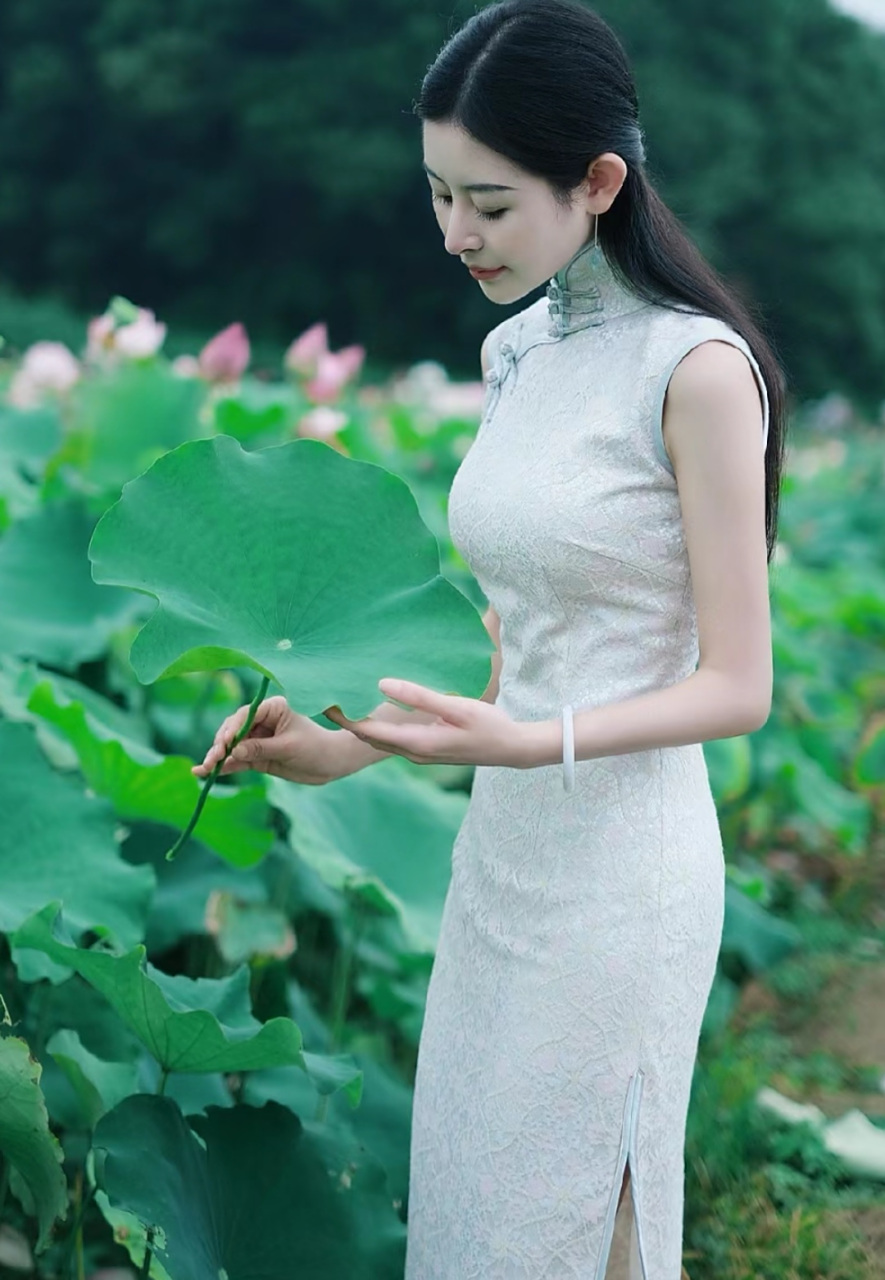 旗袍一穿,果然就有东方女人的魅力