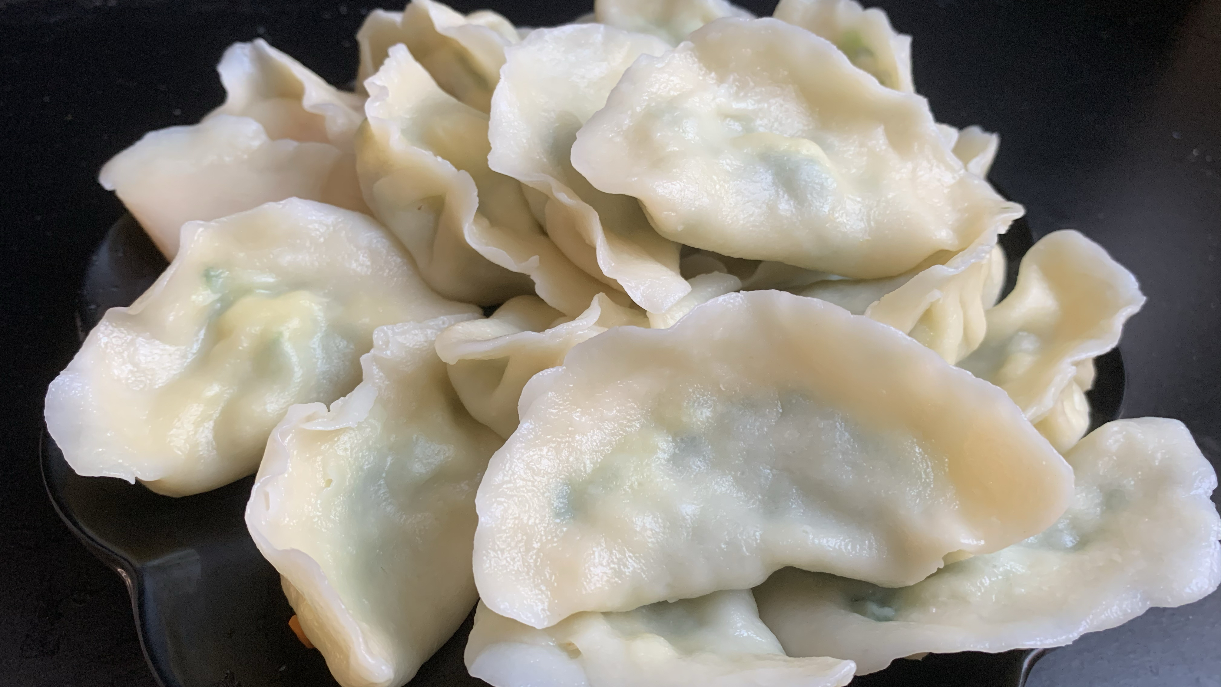 韭菜鸡蛋饺子10人9错,教你一招,韭菜翠绿不出水,饺子皮有筋道